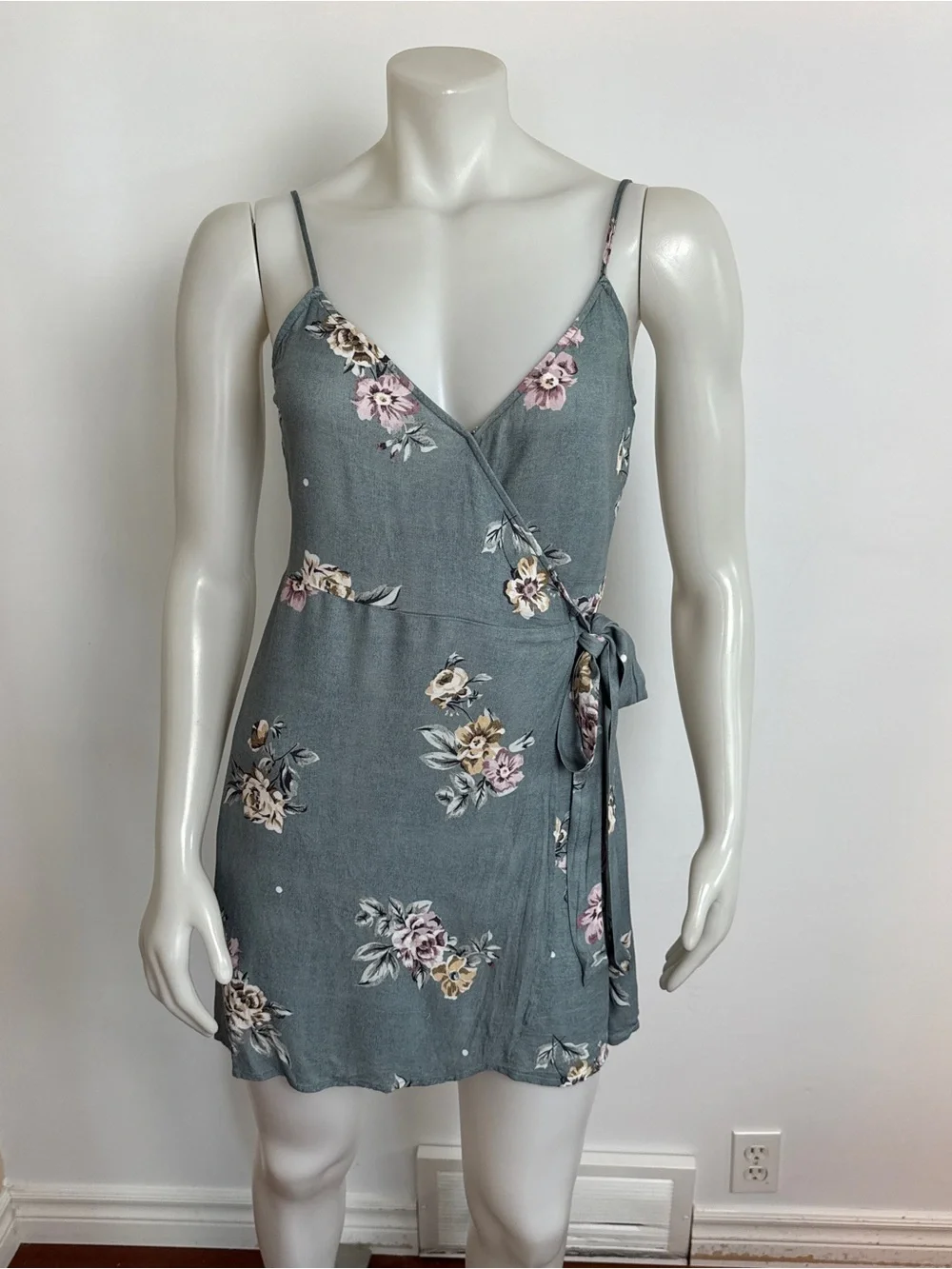 SALTWATER LUXE - Floral Wrap Mini Dress with adjustable straps. Medium - Picture 7 of 10